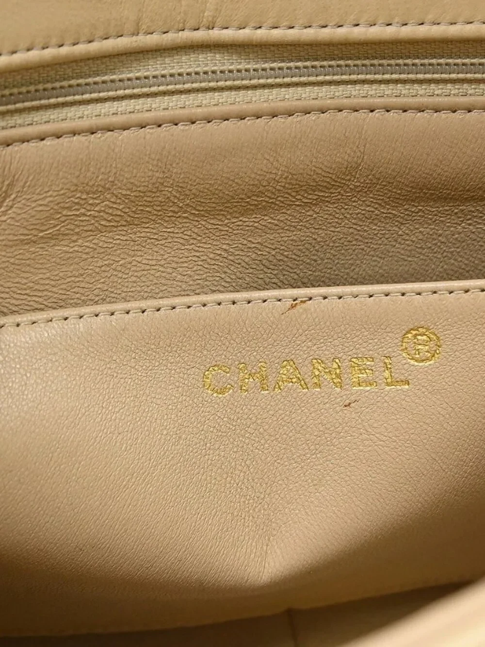 CHANEL outside 	ab